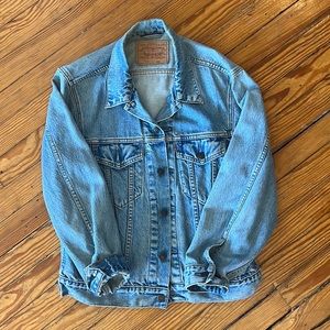 Unisex oversized Levi’s denim jacket size small